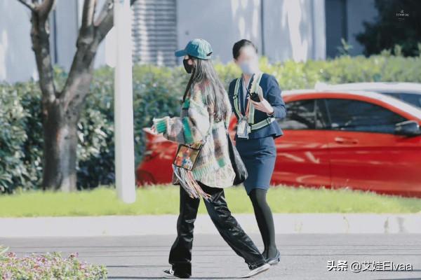 楊冪同空姐肩並肩走機場,穿皮褲配流蘇包,當眾扯毛衣線條好可愛 楊冪同空姐肩並肩走機場,穿皮褲配流蘇包,當眾扯毛衣線條好可愛