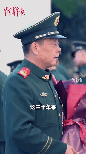 兵王深艙裡工作30年，退休前才第二次上了甲板觀看戰機起降……