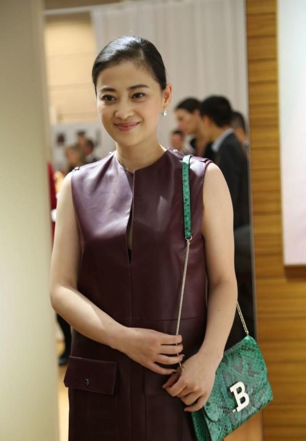 梅婷脫離微胖圈後真會穿,無袖皮裙領口“開條縫”,高階感無敵了 梅婷脫離微胖圈後真會穿,無袖皮裙領口“開條縫”,高階感無敵了