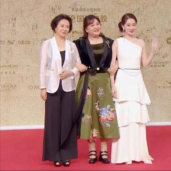 34屆金雞紅毯，張譯緊張到搓衣角，青年演員蹲下為陳道明“讓鏡”