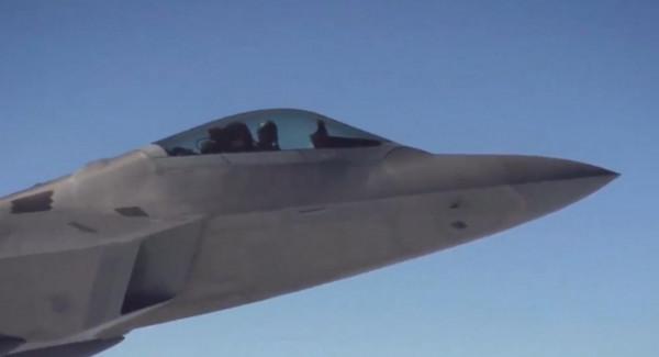 假如在飛行過程中，飛機雷達突然失靈，飛行員該如何做到安全降落