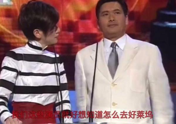 ";節儉影帝";周潤發:身價56億卻用二手機,腳踏15塊人字拖擠公交 ";節儉影帝";周潤發:身價56億卻用二手機,腳踏15塊人字拖擠公交