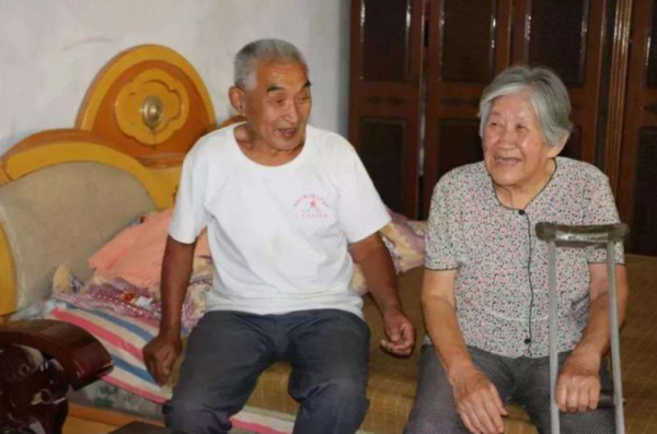 老農稱“我打下過美國人的飛機”被嘲笑，閱兵式上出現嚇壞村民