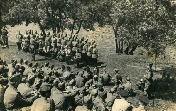 1928年，賀龍問一名士兵：你跑什麼？不料士兵舉槍就向賀龍射擊