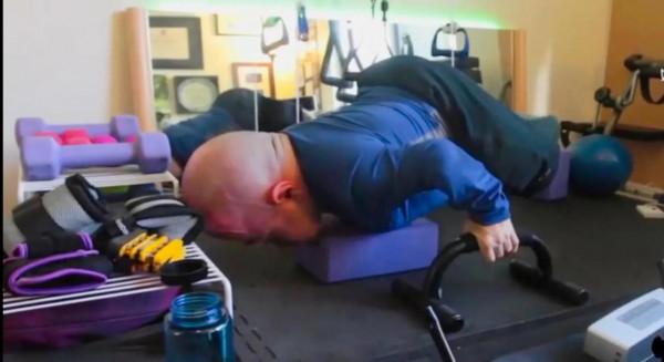 國外一名靚麗女子嫁給身高只有85釐米侏儒男子，如今生活怎樣了