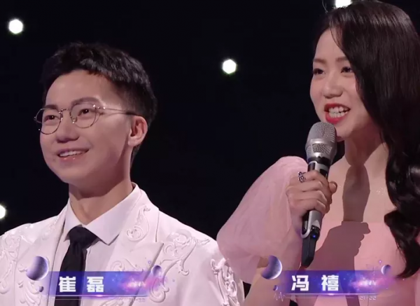 湖南臺新主持跨年亮相即翻車，找不到鏡頭不會接話，何炅都帶不動