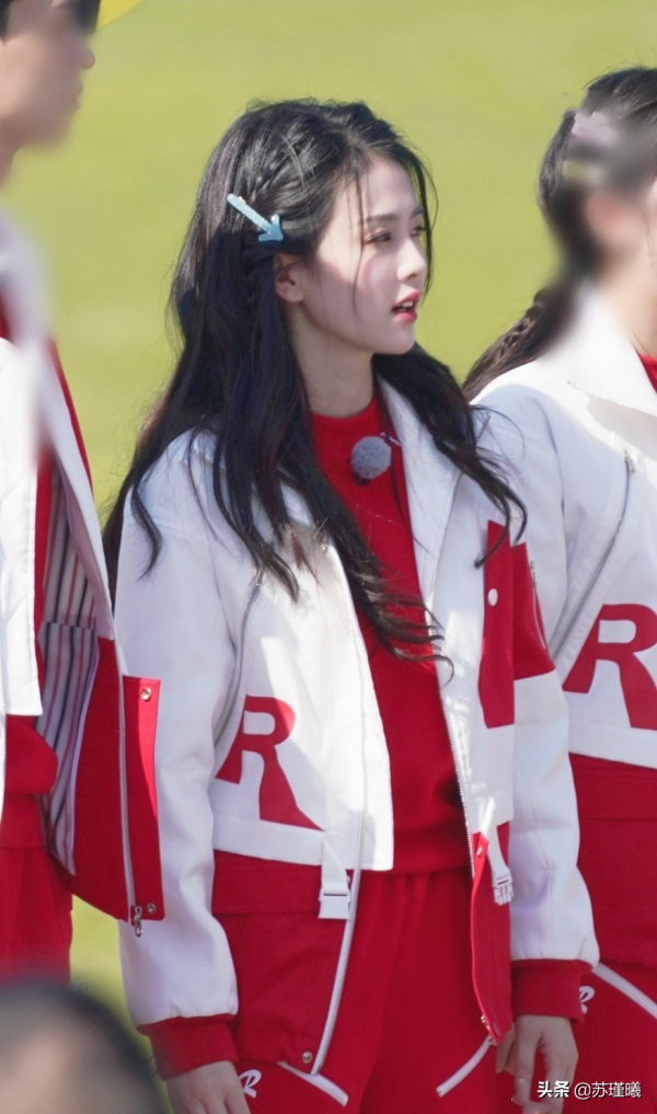 楊穎、白鹿扮老年妝逛公園,“白老太”健步如飛、過於活潑 楊穎、白鹿扮老年妝逛公園,“白老太”健步如飛、過於活潑