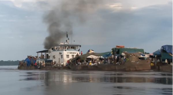 非洲玩命貨船,在剛果河上載2000人,隨時都要翻船 非洲玩命貨船,在剛果河上載2000人,隨時都要翻船