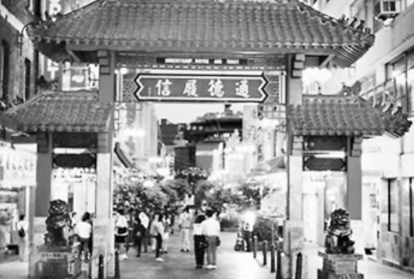 一位虛構的中國女英雄，被美國傳頌百年，至今還拿她吸引中國遊客