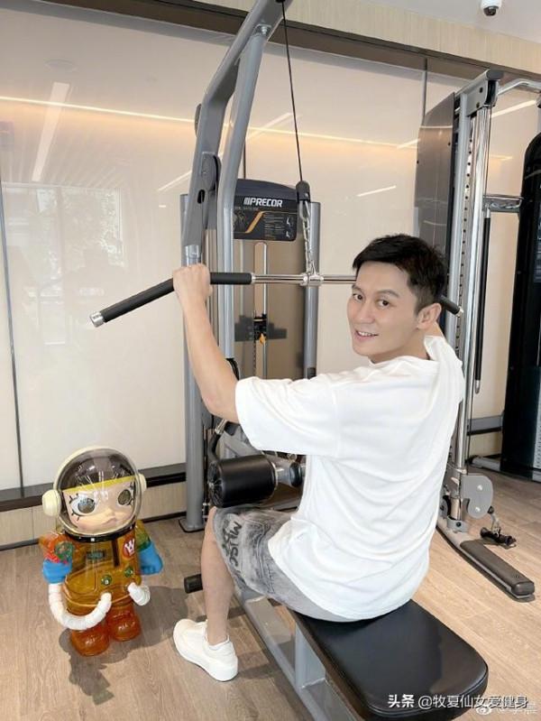 李晨常年堅持健身,手臂肌肉線條明顯,坦言主要靠3點維持身材 李晨常年堅持健身,手臂肌肉線條明顯,坦言主要靠3點維持身材