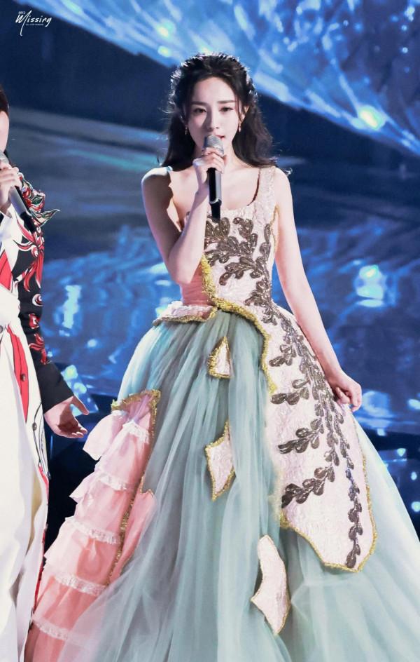 跨年舞臺：王一博龔俊舞臺驚豔成毅全臺收視第一，女明星造型驚豔