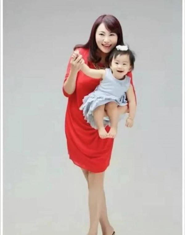 來看看上海主持人和子女的合拍照片吧？比較下像不像