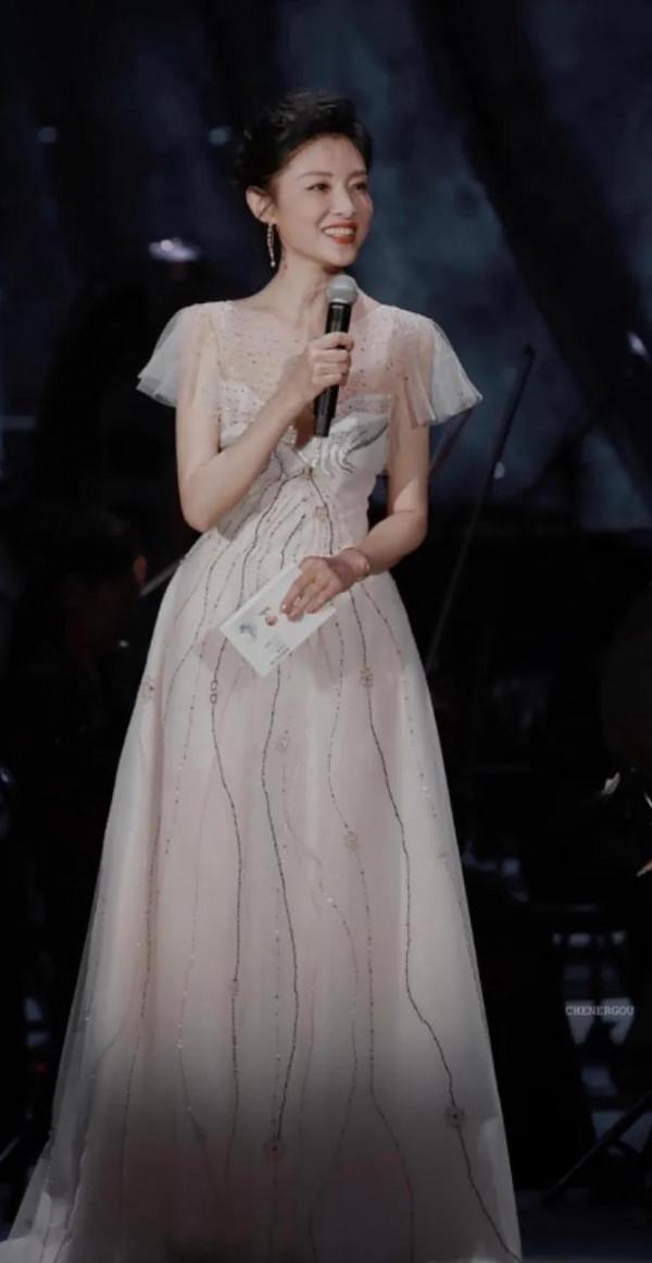 端莊大方氣質的周濤，優雅的言談舉止形象贏得觀眾喜歡