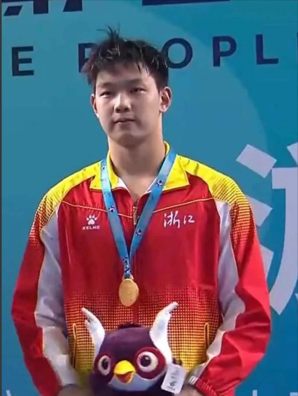 張雨霏男友疑似曝光，“姐弟戀”年齡差五歲，被稱“孫楊接班人”