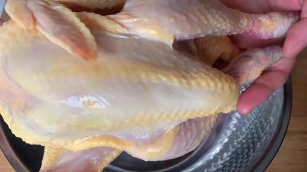 一整隻雞這樣做超級簡單，放鍋裡蒸一蒸，不加水，不放油，太香了