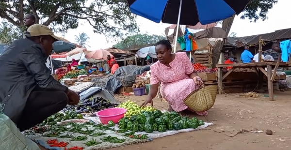 非洲的物價是什麼水平？非洲女孩出門買菜全過程，物價很讓人羨慕