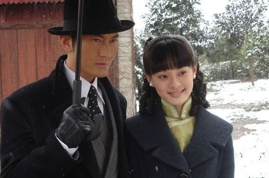 同是給馮程程打傘，周潤發版與黃曉明版，兩個版本的差距有多大？