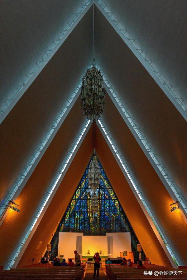 叩開北極之門,品嚐世界最北端的啤酒,觀北極大教堂的午夜音樂會 叩開北極之門,品嚐世界最北端的啤酒,觀北極大教堂的午夜音樂會