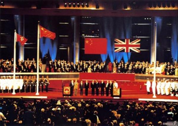 香港迴歸前夕，南海上中英軍艦對峙三天三夜，中方：撞就撞誰怕誰