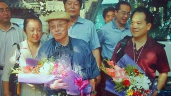 1994年張學良僅剩的兒子回國，參加學術會議請翻譯：64歲不會漢語