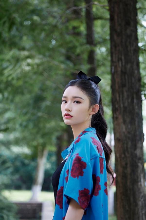 林允曬國慶出遊照，穿花襯衫不但不土，配小短裙又純又欲還吸睛