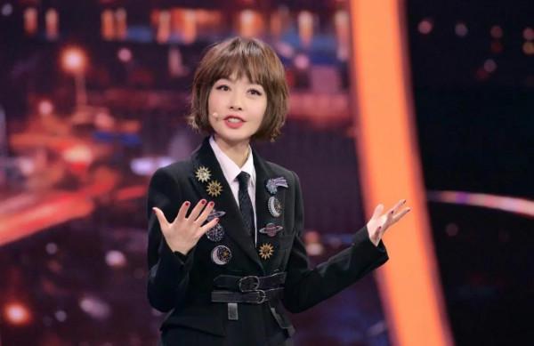 頭婚嫁美國老公，閃婚4年後離婚，二婚嫁初戀，如今50歲仍單身