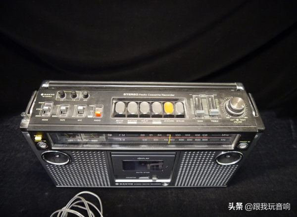 三洋 M-9980收錄機，是一款短小、中等大小的70年代行動式音響