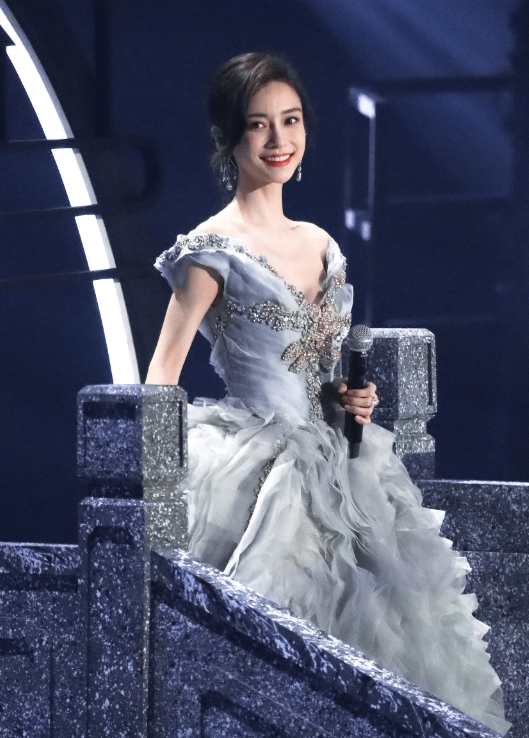 跨年女星哪家強？周慧敏凍齡狀態好，金晨穿漢服，楊紫創收視高峰