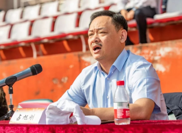 人生贏家佔旭剛：19歲進國家隊，取得世界舉重冠軍，退役迎娶空姐