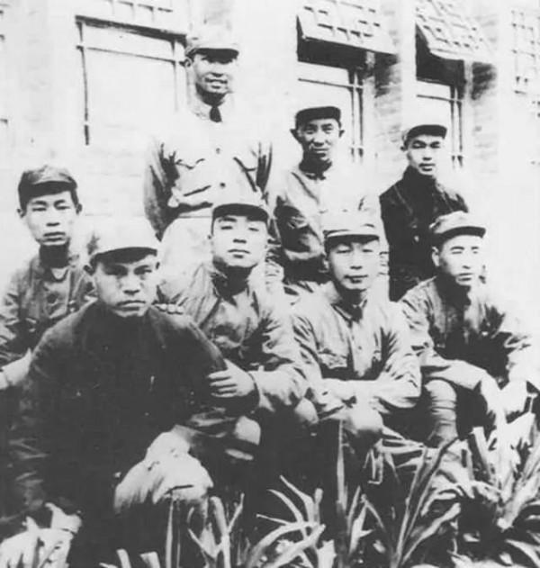 林彪和陳賡罕見同框，林彪坐前排，陳賡站後排，其他人都是誰？