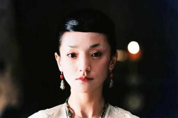 用每年一張劇照的形式，呈現周迅17歲至47歲出道30年的容貌變化