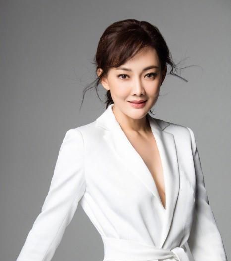 48歲牛莉首曬三娃，兩兒一女為媽媽捏背捶腿，長相均隨富商爸爸