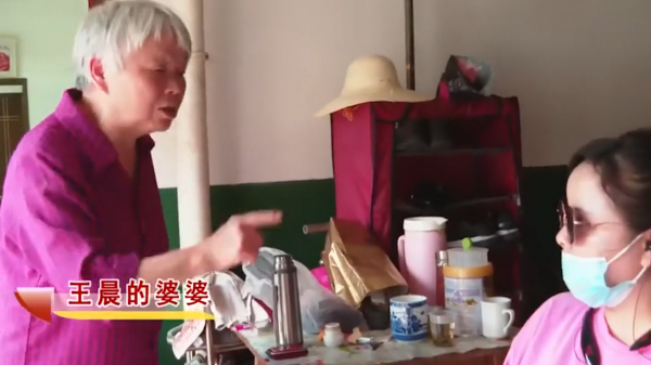 湖南媳婦好吃懶做，吃喝拉撒全在臥室解決，氣得老公掂菜刀砍她