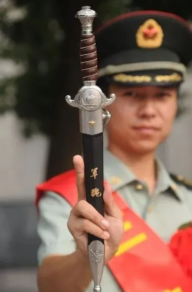 動真格！人手一把佩劍，帥炸背後有深意
