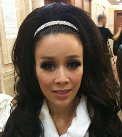 鳥窩、縫紉機、鋼絲球，女明星奇奇怪怪的髮型，笑得捂不住嘴