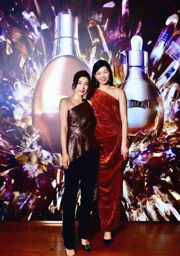 郭晶晶真是不簡單,玫瑰短衫穿出高貴感,同框超模呂燕也不輸氣質 郭晶晶真是不簡單,玫瑰短衫穿出高貴感,同框超模呂燕也不輸氣質