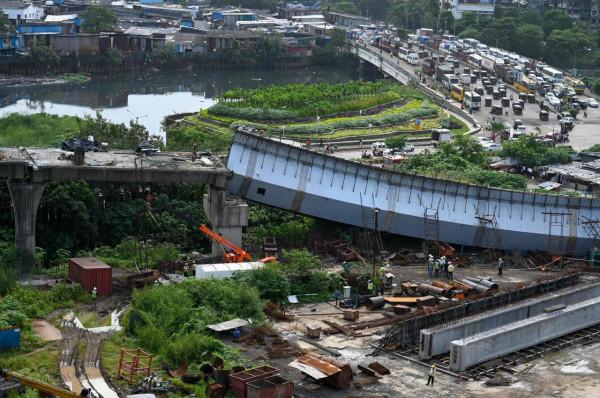 印度一在建橋樑倒塌 印度一在建橋樑倒塌