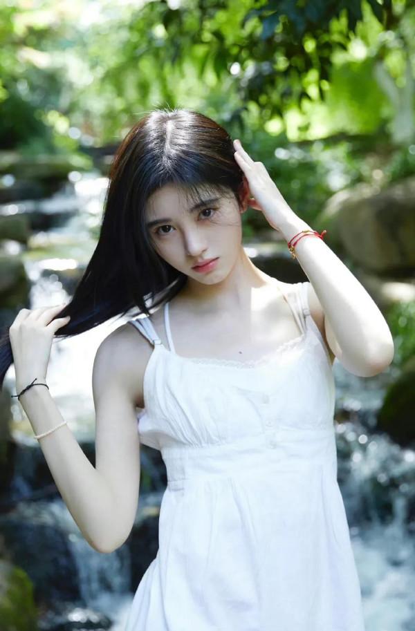 鞠婧禕，穿梭於叢林的仙子，婀娜甜美，清新感撲面而來