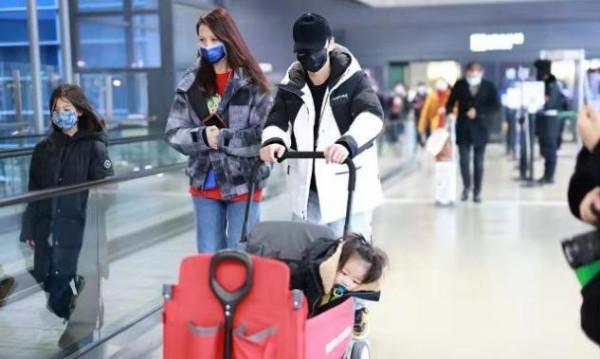 蔡少芬一家四口走機場,嬰兒床推車超奢華,兒子炸毛頭髮超可愛 蔡少芬一家四口走機場,嬰兒床推車超奢華,兒子炸毛頭髮超可愛