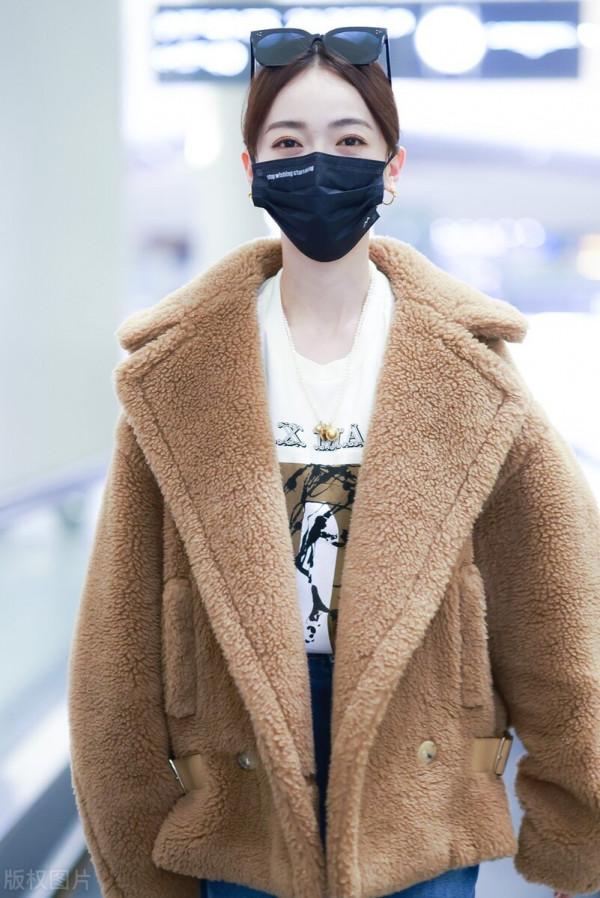 吳謹言穿棕色羊羔絨外套搭配破洞牛仔褲,腳踩白色短靴可愛減齡 吳謹言穿棕色羊羔絨外套搭配破洞牛仔褲,腳踩白色短靴可愛減齡