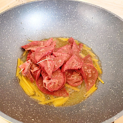 #暖冬醬在手，嗨吃部隊鍋#辣式炒豬肺