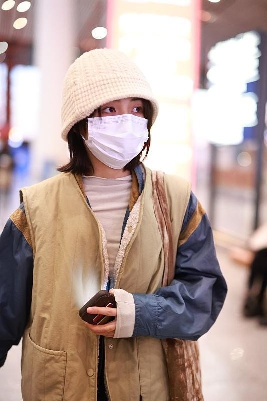 棕色的服裝氣質挺高階的，張子楓搭配得這麼隨便，還是很有氣質