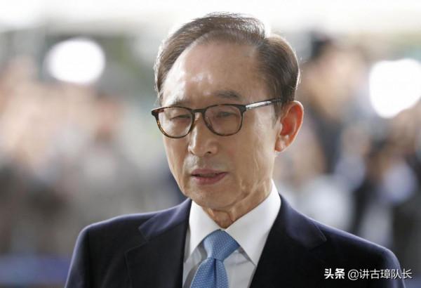 鞠躬盡瘁卻跳崖而亡,韓國前總統盧武鉉葬禮:18萬人祭奠 鞠躬盡瘁卻跳崖而亡,韓國前總統盧武鉉葬禮:18萬人祭奠