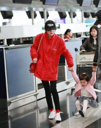 劉丹透露小糯米近況,劉愷威忙於工作無法返港,奶奶陪孫女過中秋 劉丹透露小糯米近況,劉愷威忙於工作無法返港,奶奶陪孫女過中秋