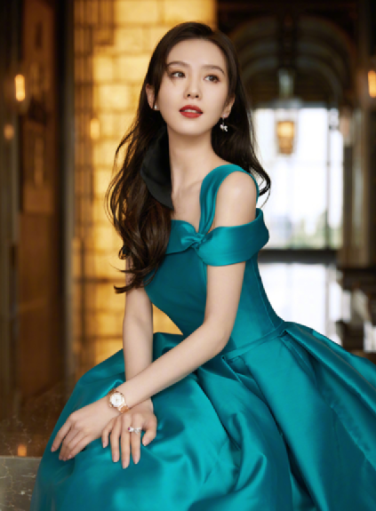 劉詩詩穿藍色太好看了！一襲藍色絲綢連衣裙，清新淡雅氣質非凡