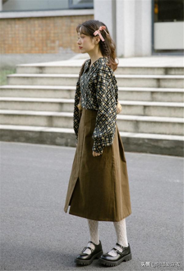 秋天又火了一種裙子叫“呢子裙”,時髦顯瘦又氣質,配襯衫就很美 秋天又火了一種裙子叫“呢子裙”,時髦顯瘦又氣質,配襯衫就很美