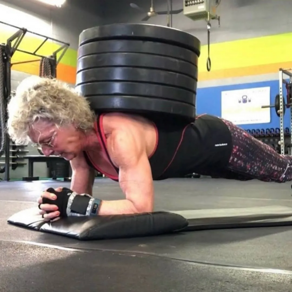 60歲開始健身，五年後成為專業舉重運動員，她為何選擇力量訓練？