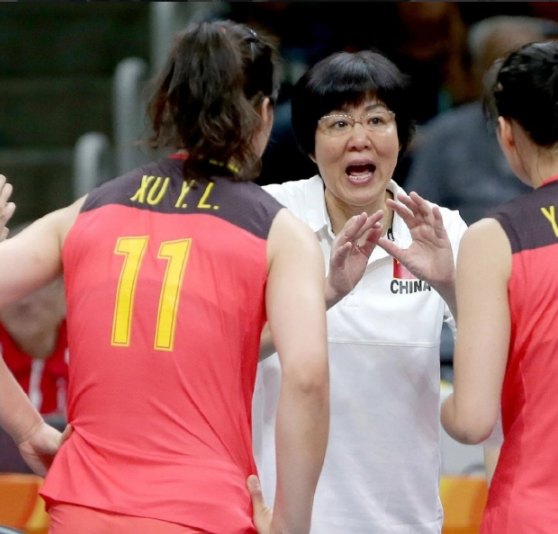 郎平：2段婚姻3段情，年過五旬遇真愛，被“平凡”丈夫寵成小女人