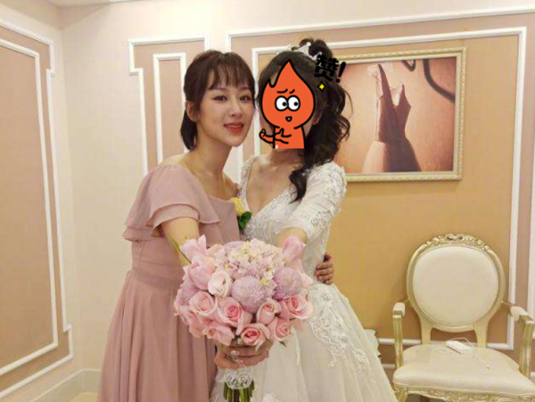 35歲辛芷蕾回老家參加婚禮！與新娘熱情聊天捂嘴笑，門口圍滿了人