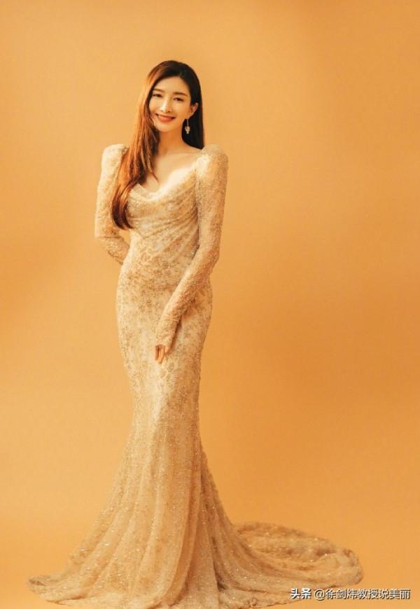 江疏影鎏金香檳色長裙造型曝光 如復古美人氣質優雅 江疏影鎏金香檳色長裙造型曝光 如復古美人氣質優雅